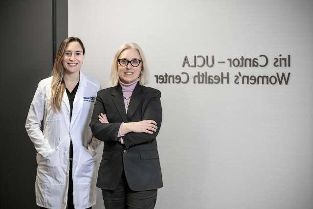 Dr. Janet Pregler, left, and Dr. 周四，艾琳·巴罗尼在韦斯特伍德的皇冠hga025大学洛杉矶分校女性健康中心, January 18, 2024. (Joshua Sudock | UCLA Health)