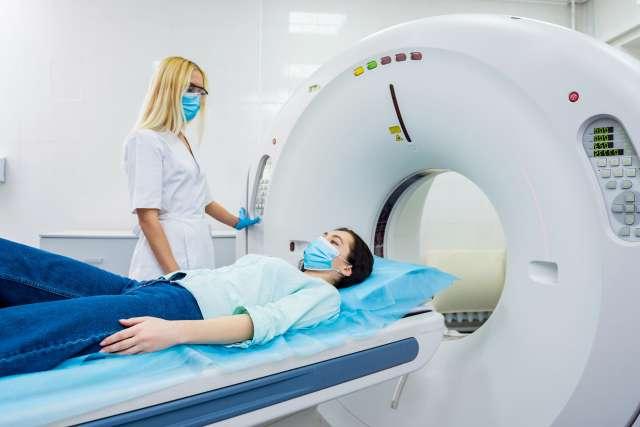 放射科医生和一位女病人在计算机断层扫描室