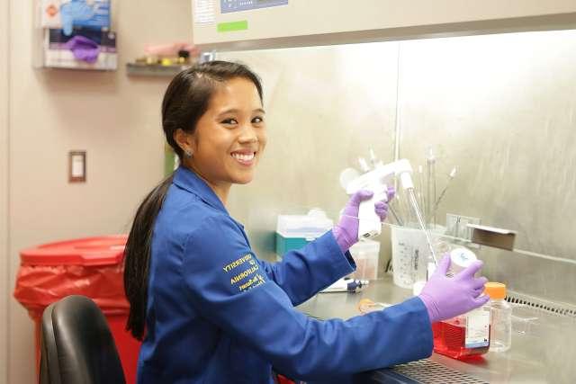 年轻的皇冠hga025大学洛杉矶分校健康约翰逊综合癌症中心的研究人员在实验室工作